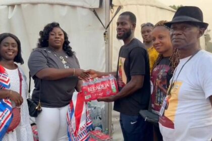 Sing A-Thon : NPP Deputy Women’s Organiser Mimi Duah supports Afua Asantewaa Aduonum with water and cash