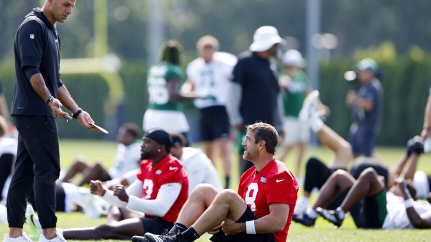 A fired-up Aaron Rodgers gets angry after being stepped on and Jets’ offense is sloppy at practice