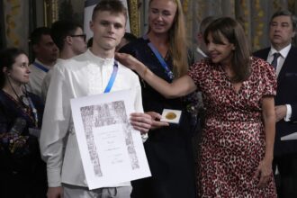 Paris mayor honors Ukrainian Olympic athletes in solidarity during war