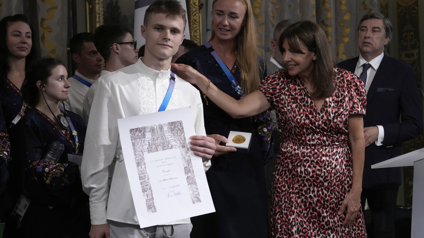 Paris mayor honors Ukrainian Olympic athletes in solidarity during war