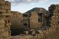 Greece: Drought dries up lake to reveal sunken village of Kallio