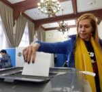 Moldova vote: Polls close in presidential election and EU referendum