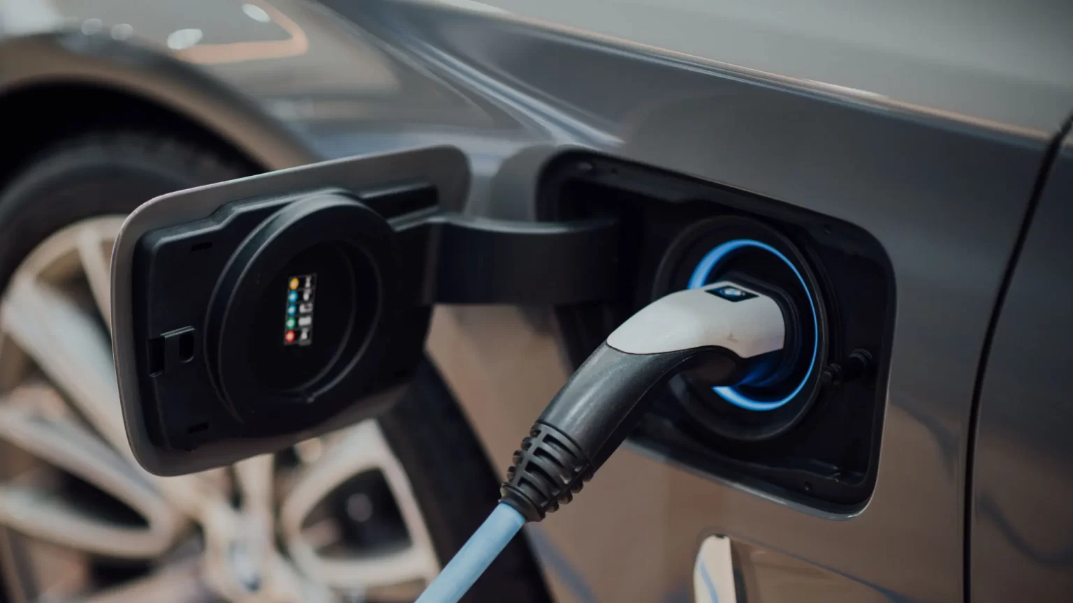 France to pour €200m into more charging stations for electric cars