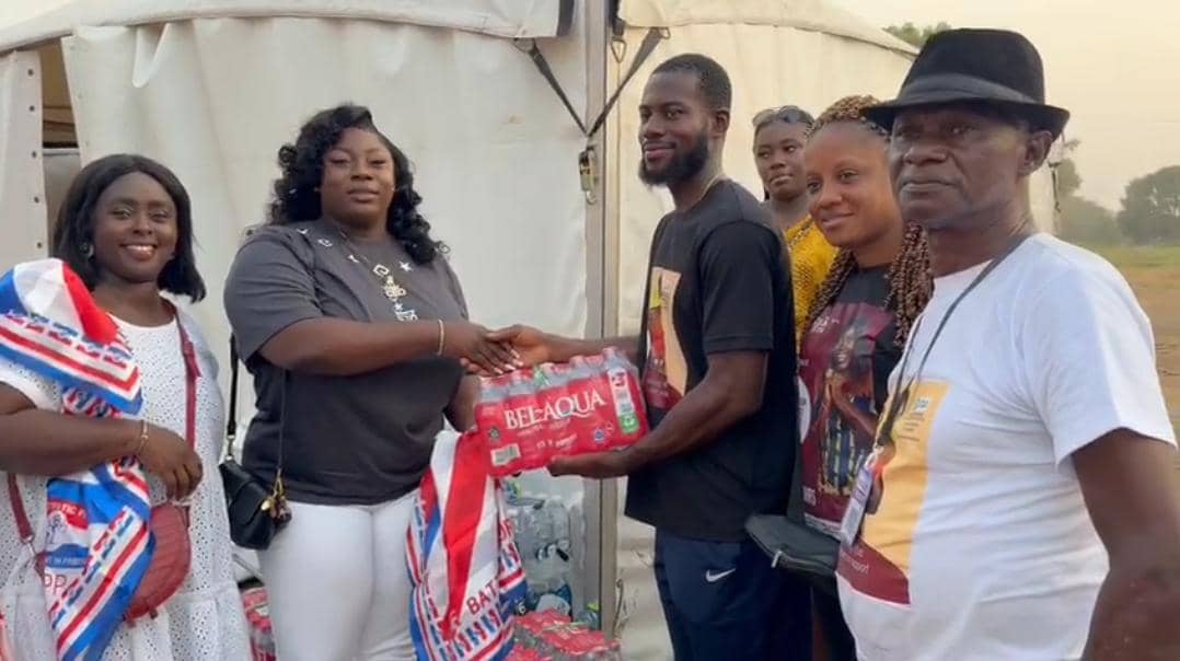 Sing A-Thon : NPP Deputy Women’s Organiser Mimi Duah supports Afua Asantewaa Aduonum with water and cash