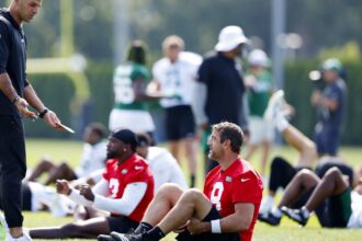 A fired-up Aaron Rodgers gets angry after being stepped on and Jets’ offense is sloppy at practice