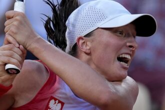 Swiatek remains on course for another title at Roland Garros by reaching the Olympic quarterfinals