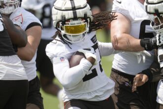 Browns RB D’Onta Foreman suffers head injury during practice, air lifted to hospital in Virginia