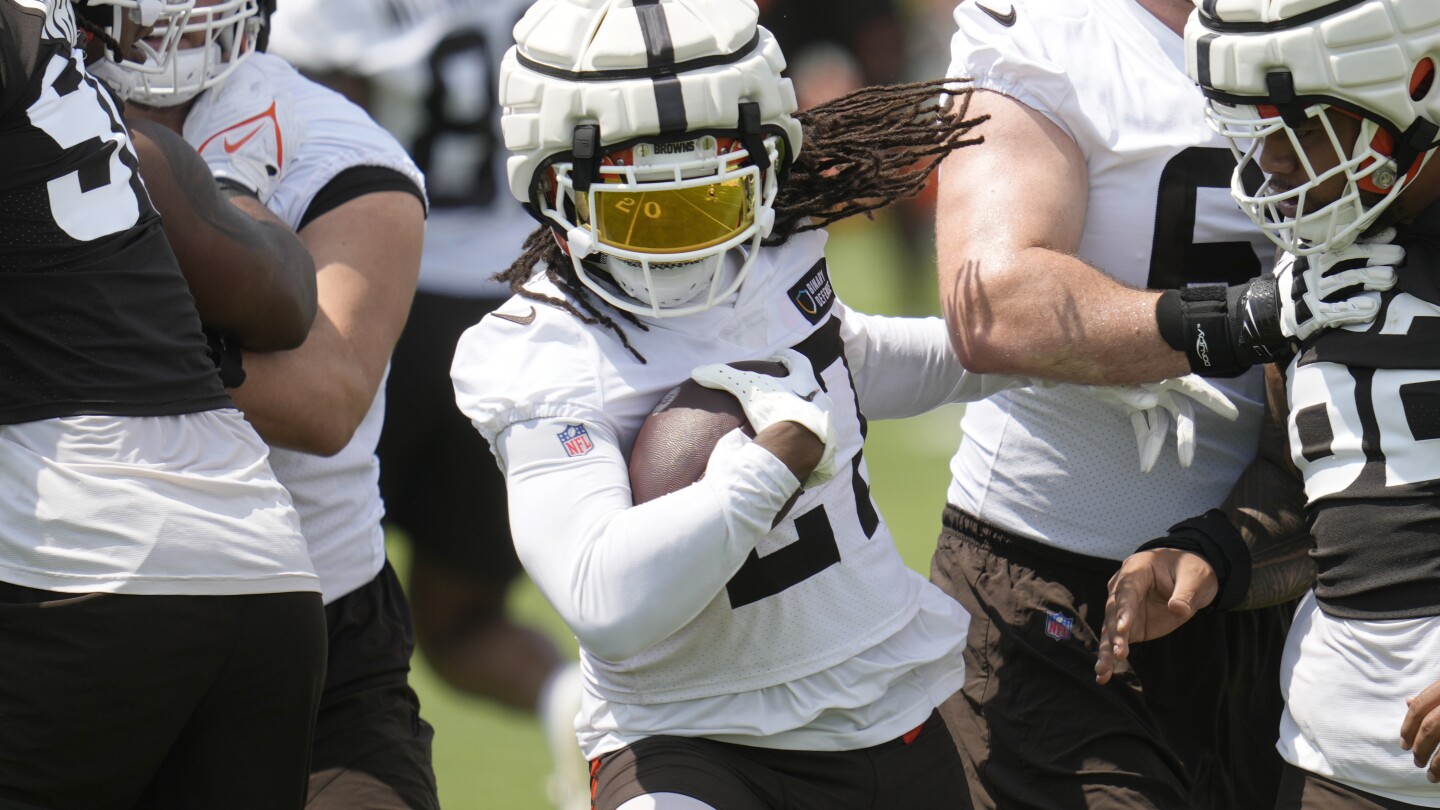 Browns RB D’Onta Foreman suffers head injury during practice, air lifted to hospital in Virginia