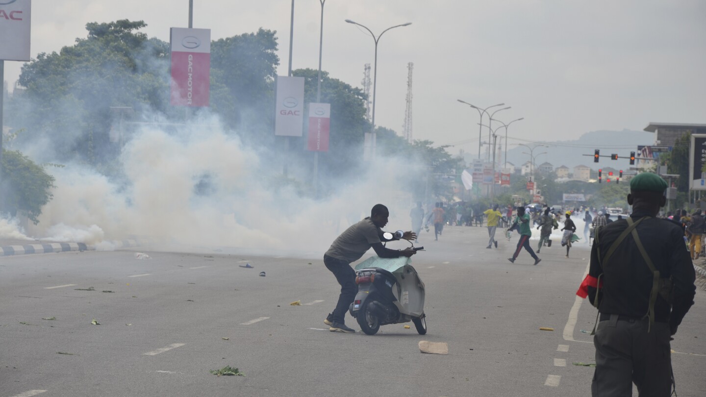 Journalists covering Nigeria protests dodge bullets as police arrest nearly 700 people