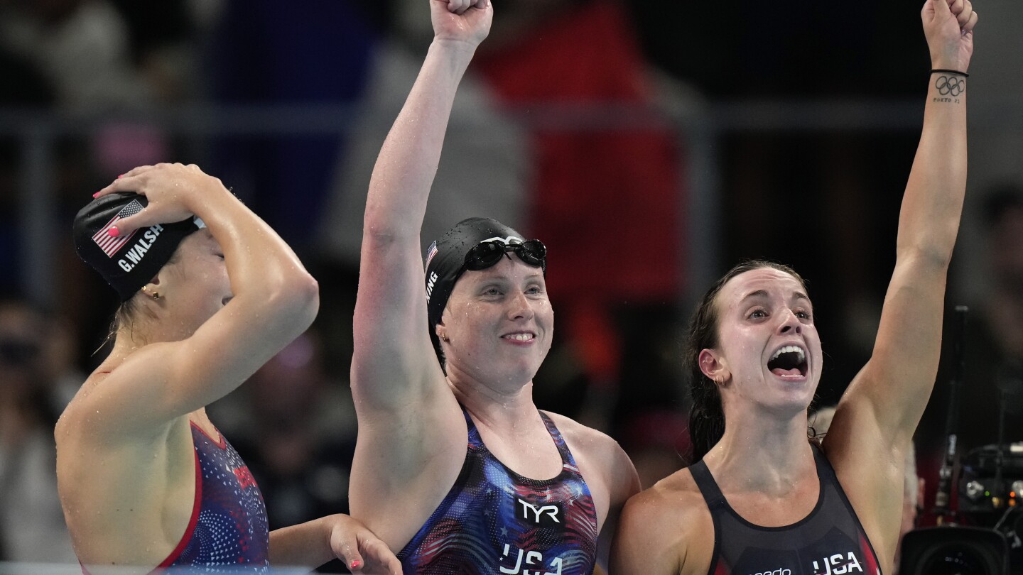 On a wild final night of swimming, U.S. sets two world records, edges Australia in gold-medal race