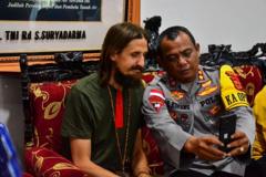 New Zealand pilot Philip Mehrtens freed by Papua rebels